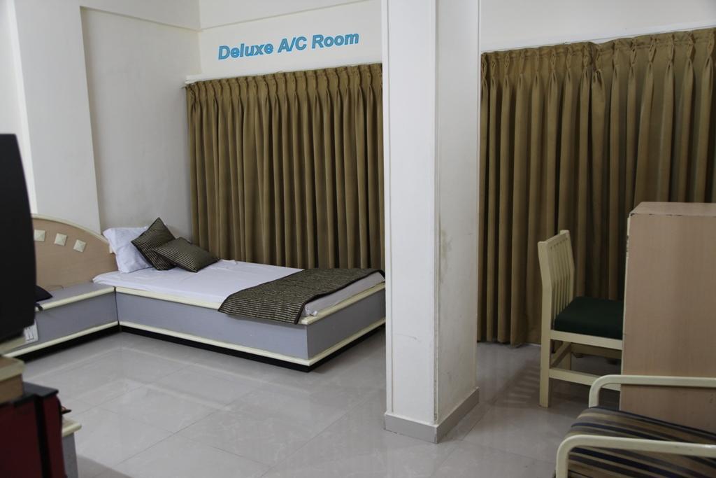 Hotel Aditya Rajkot Luaran gambar